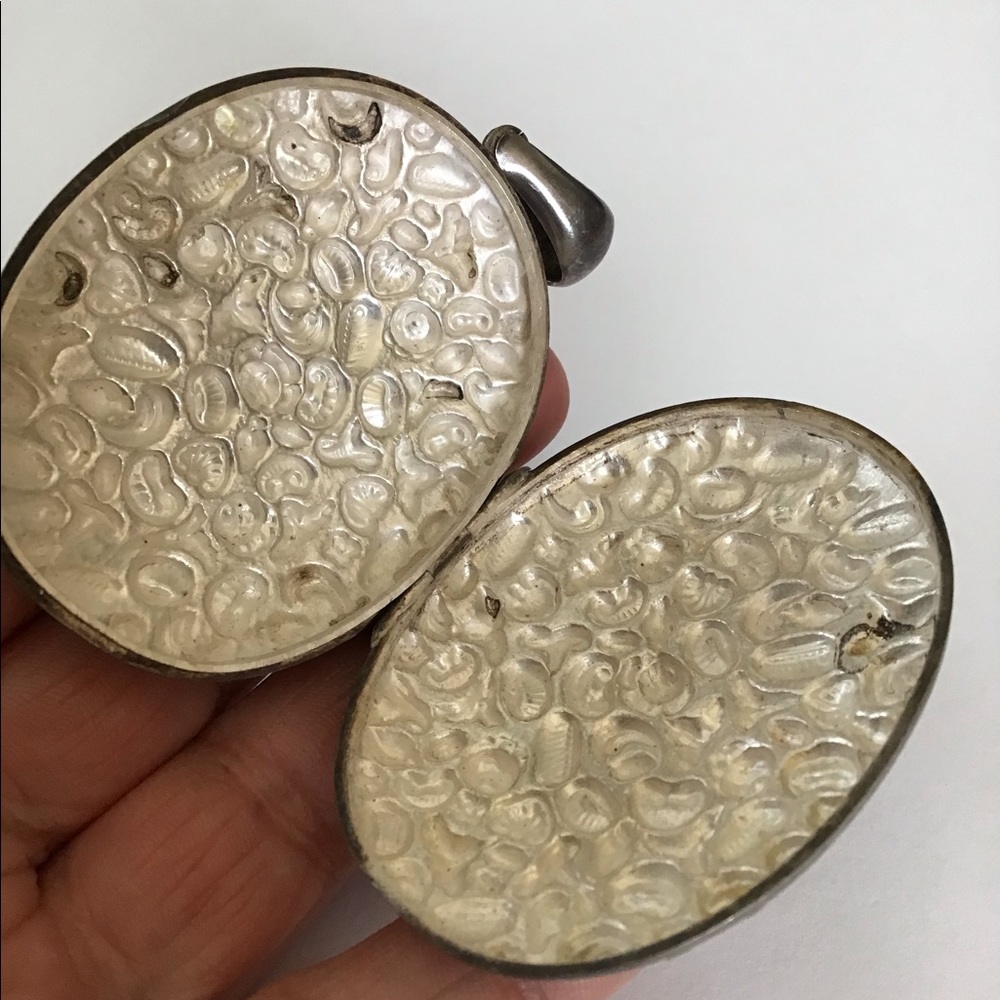 Huge Sterling Antique Sea Shells Repousse Locket - Picture 8 of 9